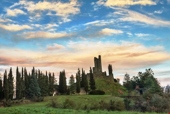 Castello di Romena Il castello in rovine tra le campagne toscane Shutterstock.com 